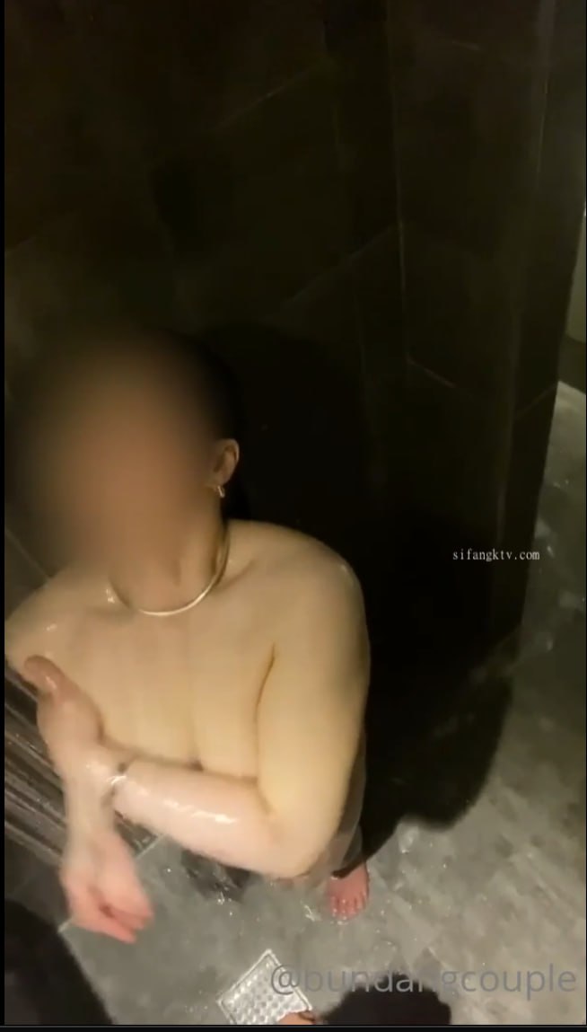 国产AV 果冻传媒 GDCM010 丝袜OL与房东的高潮游戏 茉莉